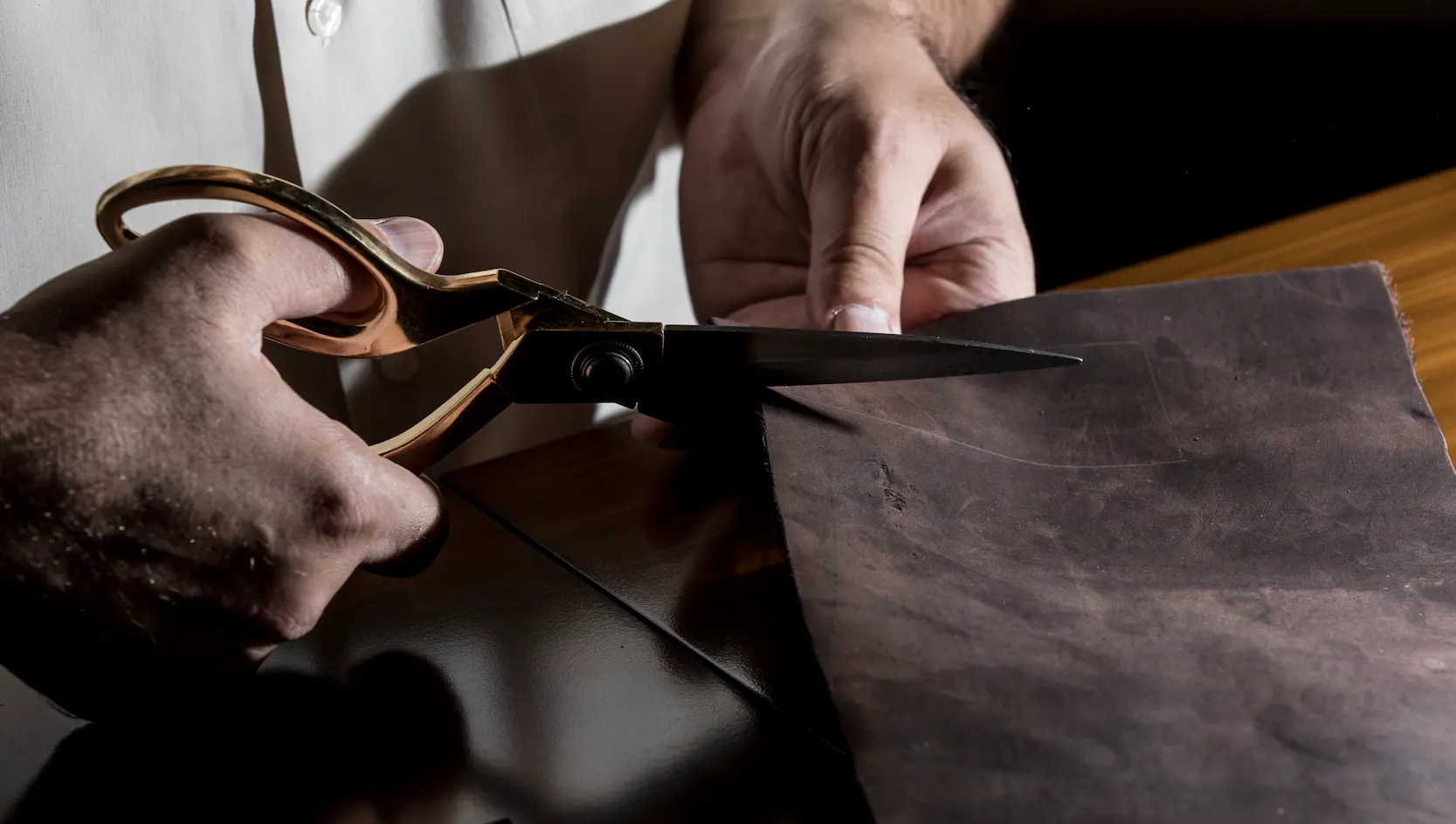 leather-cutting-process.webp